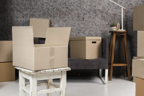 Cajas apiladas para mudanza