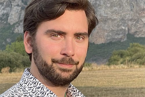 El autor de La voz de los desterrados Álvaro González