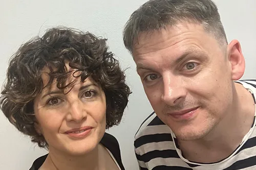 Los escritores Laureano Debat y Marta Armingol, autores de Colonización
