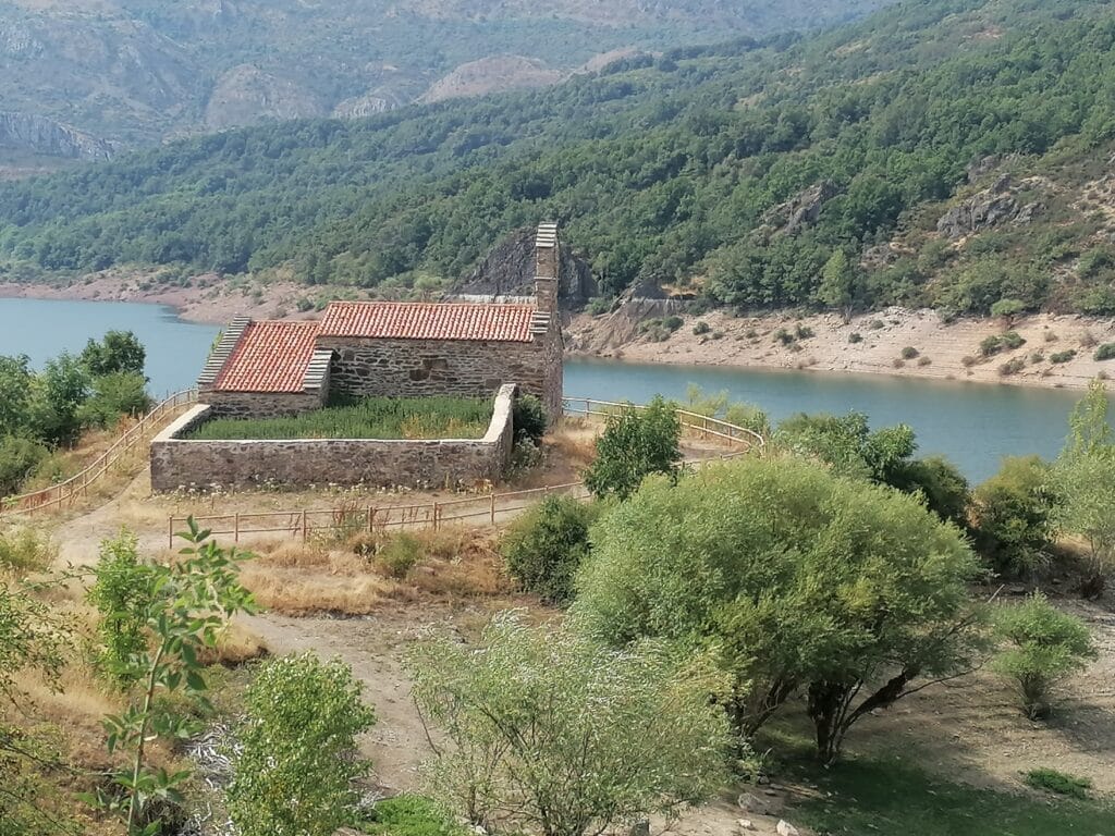pueblo emergido en el Valle de Luna, León