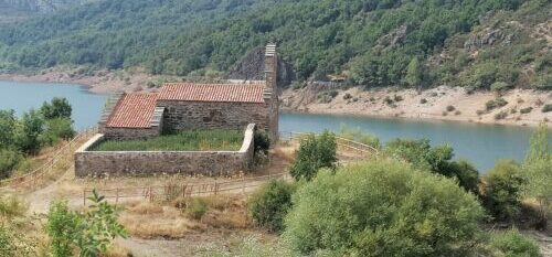 pueblo emergido en el Valle de Luna, León
