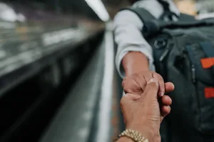 manos unidas en un viaje