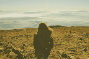 mujer caminando en la frontera