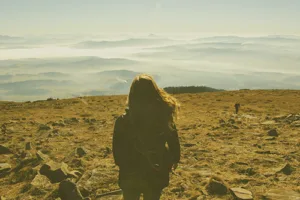 mujer caminando en la frontera