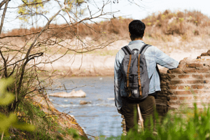 hombre junto a un río