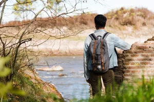 hombre junto a un río