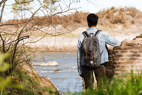 hombre junto a un río